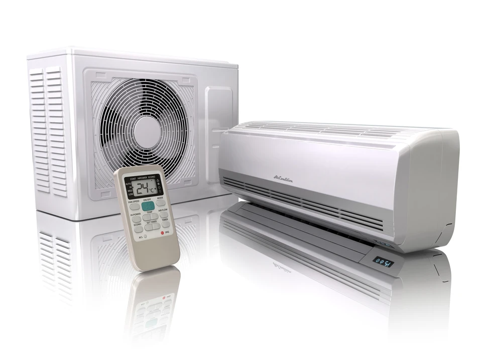 Intérieur moderne avec système de climatisation split comprenant unité extérieure compresseur et unité intérieure murale blanches, accompagnées d'une télécommande infrarouge affichant 24°C