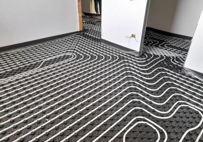 Plancher chauffant, la solution discrète pour un confort optimal